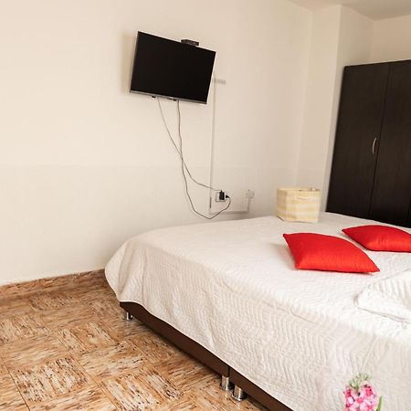 Komodo Alojamiento- Hostal Autoservicio, Ubicado Cerca Al Centro Historico - Bano Privado, Wifi , Cama 2X2 Y Agua Caliente Y Cocina Compartida 포펜 외부 사진