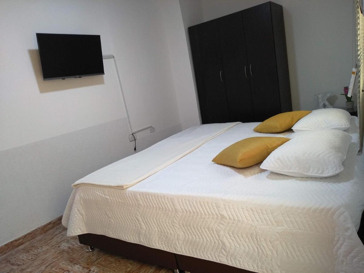 Komodo Alojamiento- Hostal Autoservicio, Ubicado Cerca Al Centro Historico - Bano Privado, Wifi , Cama 2X2 Y Agua Caliente Y Cocina Compartida 포펜 외부 사진