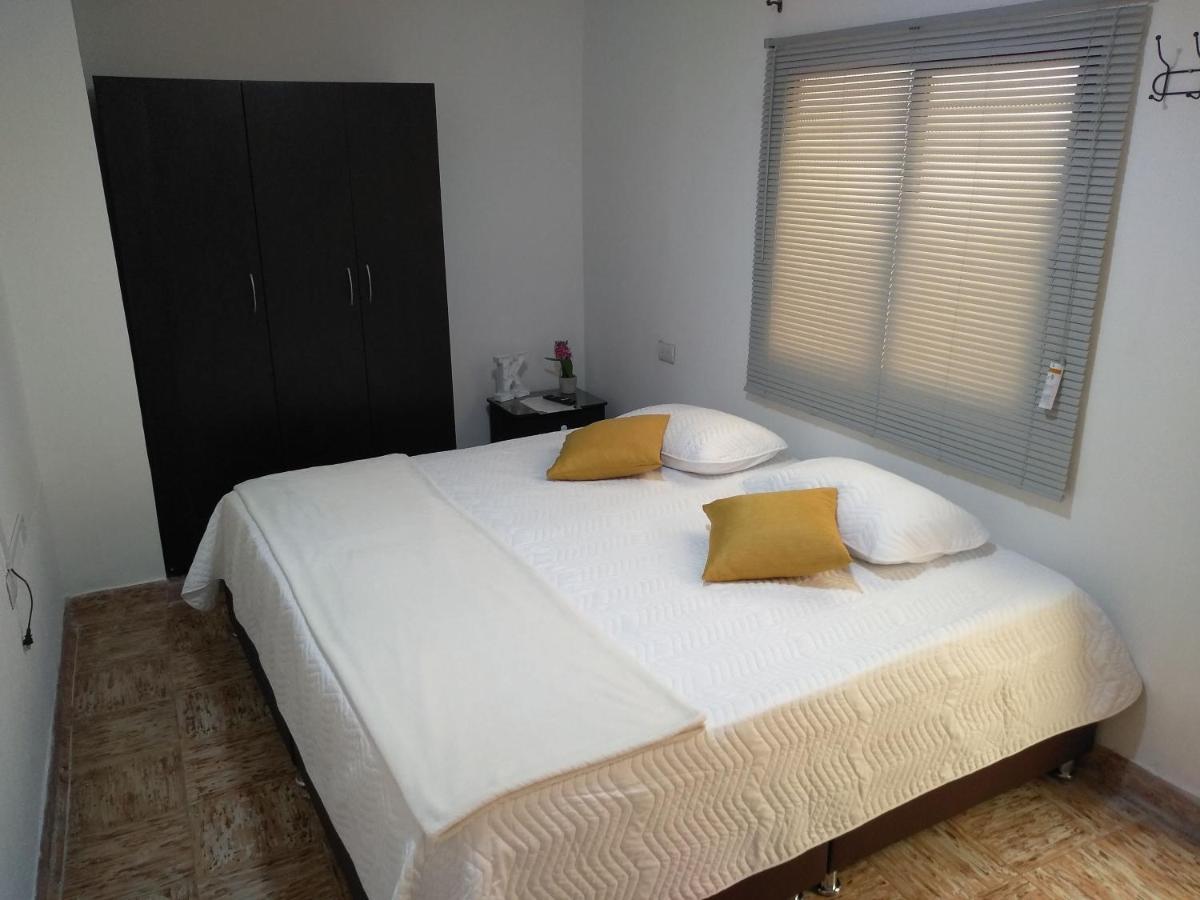 Komodo Alojamiento- Hostal Autoservicio, Ubicado Cerca Al Centro Historico - Bano Privado, Wifi , Cama 2X2 Y Agua Caliente Y Cocina Compartida 포펜 외부 사진