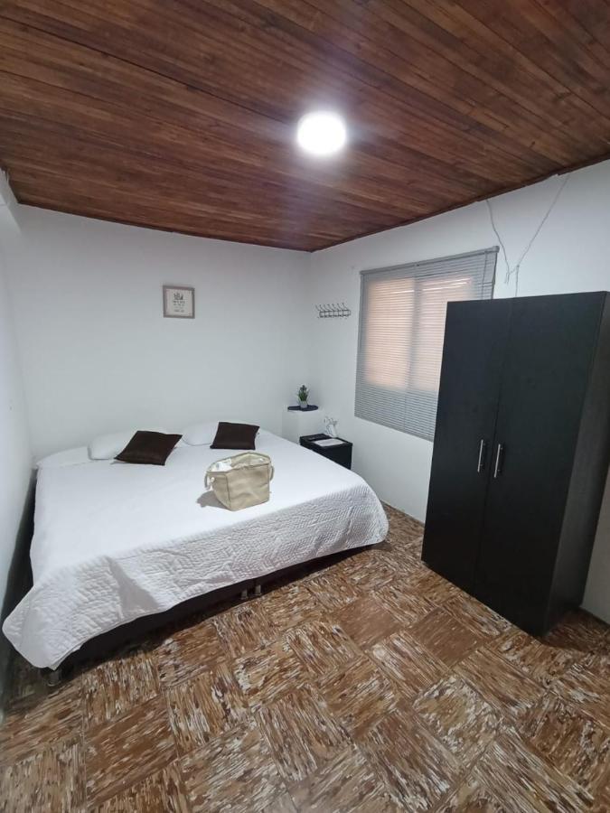 Komodo Alojamiento- Hostal Autoservicio, Ubicado Cerca Al Centro Historico - Bano Privado, Wifi , Cama 2X2 Y Agua Caliente Y Cocina Compartida 포펜 외부 사진