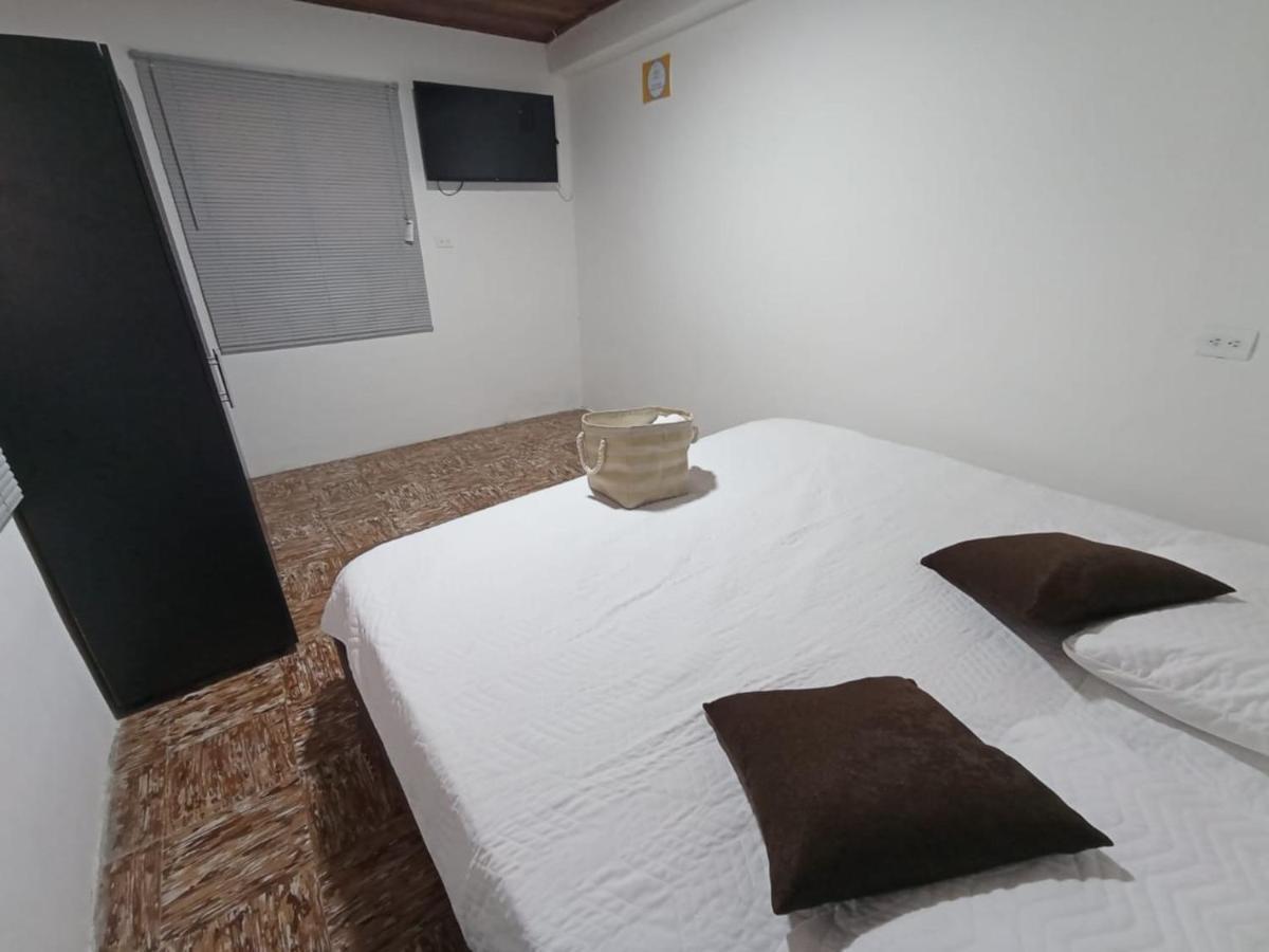 Komodo Alojamiento- Hostal Autoservicio, Ubicado Cerca Al Centro Historico - Bano Privado, Wifi , Cama 2X2 Y Agua Caliente Y Cocina Compartida 포펜 외부 사진
