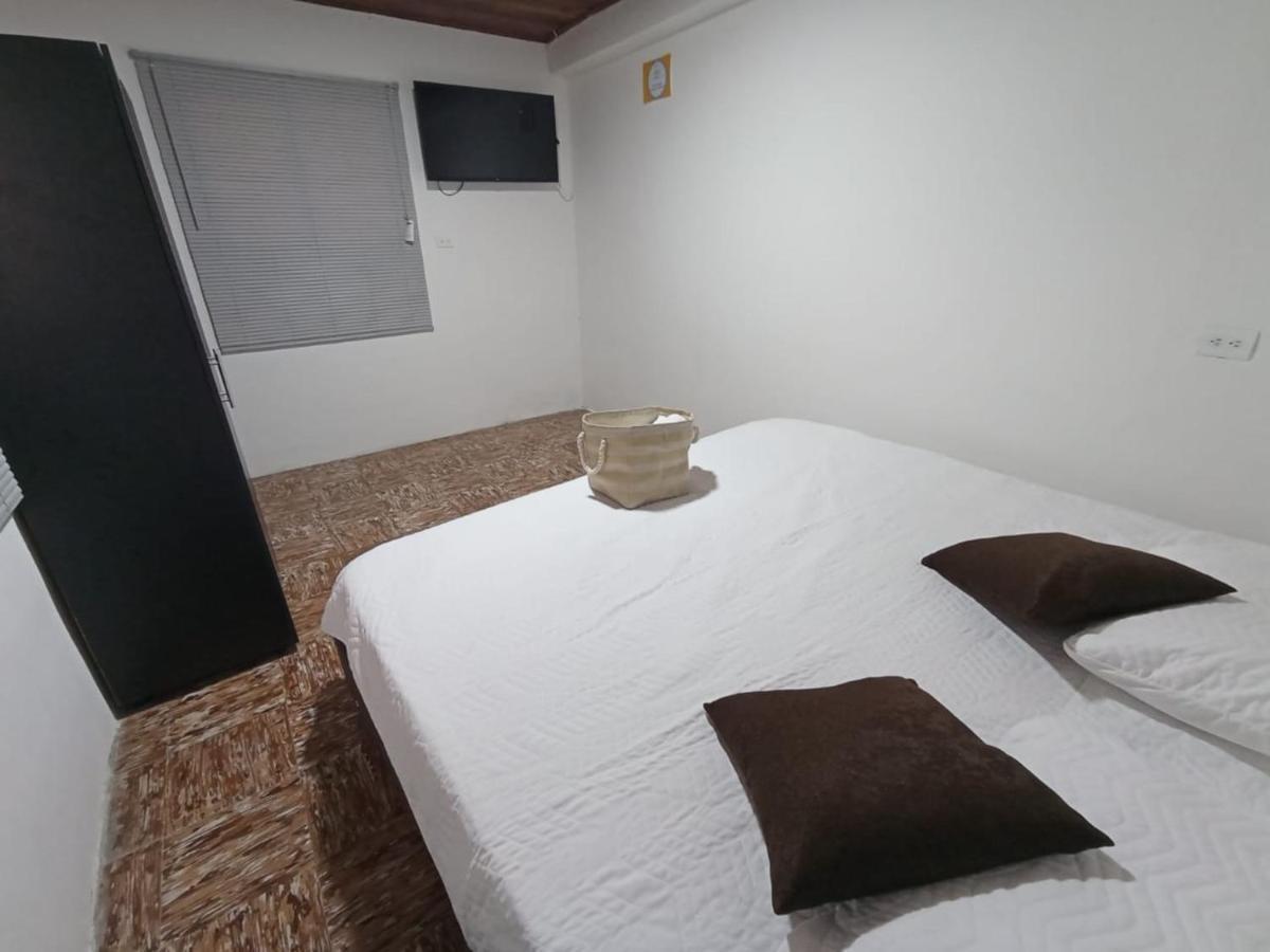 Komodo Alojamiento- Hostal Autoservicio - Ubicado Muy Cerca Al Centro Historico -Habitaciones Con Bano Privado, Wifi , Cama 2X2 포펜 외부 사진