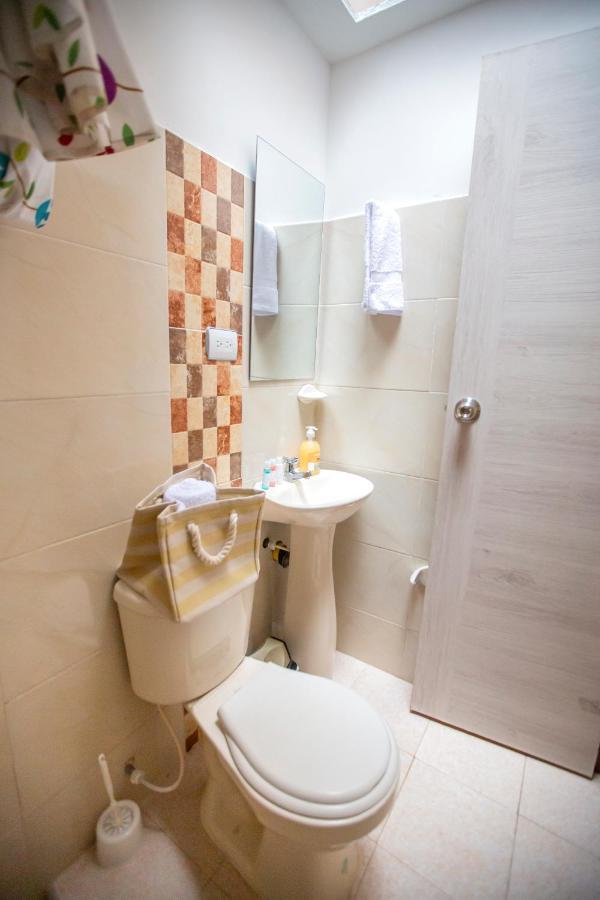 Komodo Alojamiento- Hostal Autoservicio, Ubicado Cerca Al Centro Historico - Bano Privado, Wifi , Cama 2X2 Y Agua Caliente Y Cocina Compartida 포펜 외부 사진