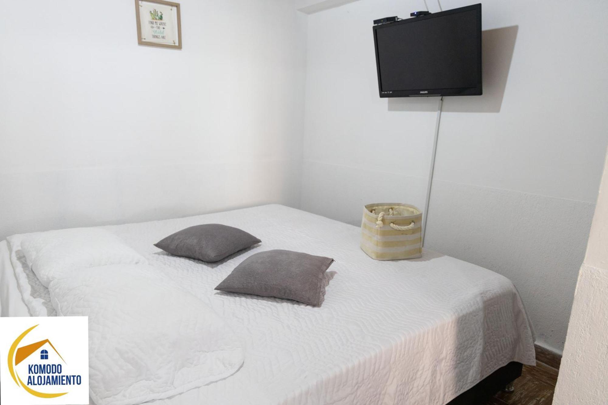 Komodo Alojamiento- Hostal Autoservicio, Ubicado Cerca Al Centro Historico - Bano Privado, Wifi , Cama 2X2 Y Agua Caliente Y Cocina Compartida 포펜 외부 사진