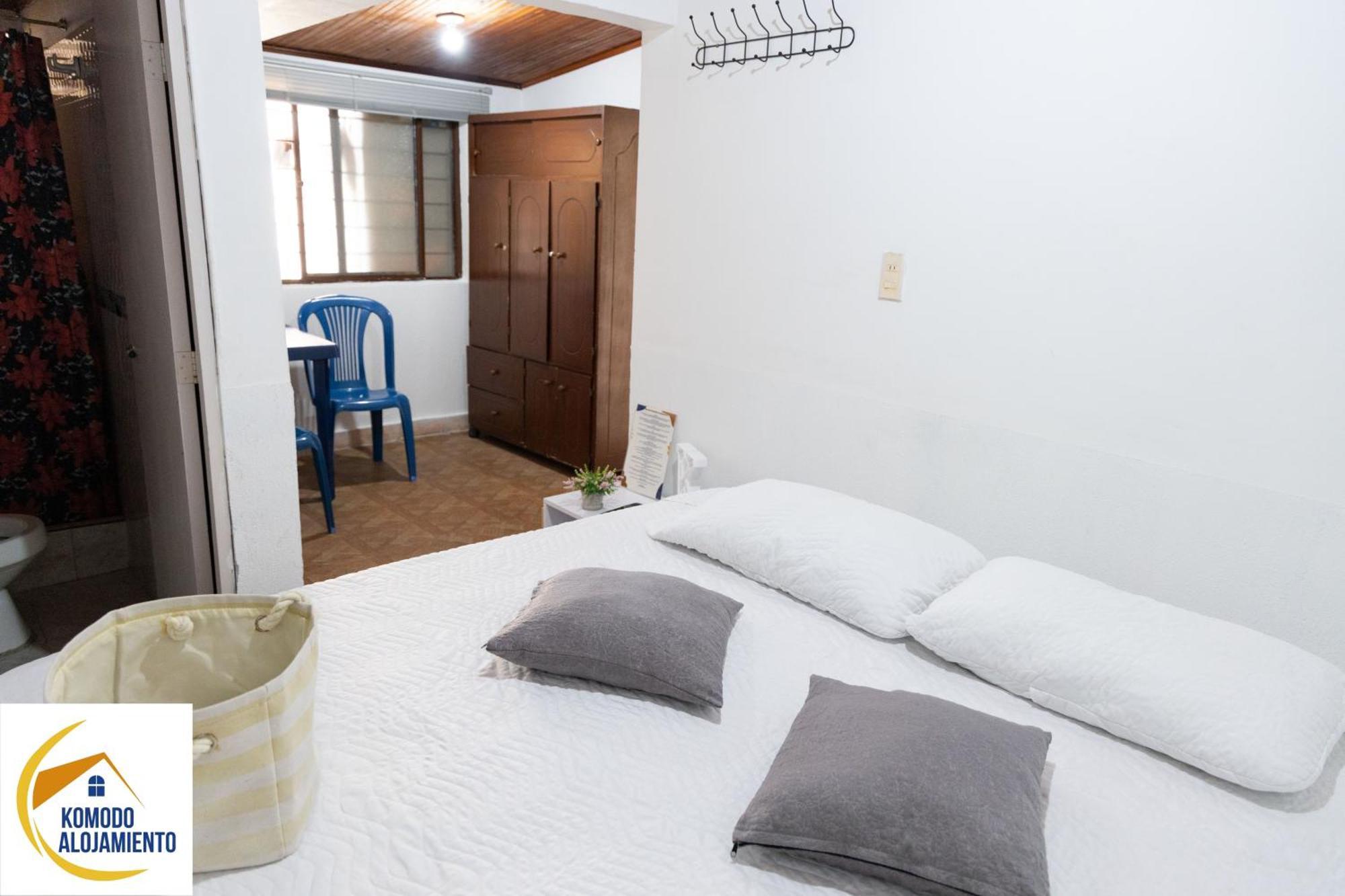 Komodo Alojamiento- Hostal Autoservicio - Ubicado Muy Cerca Al Centro Historico -Habitaciones Con Bano Privado, Wifi , Cama 2X2 포펜 외부 사진