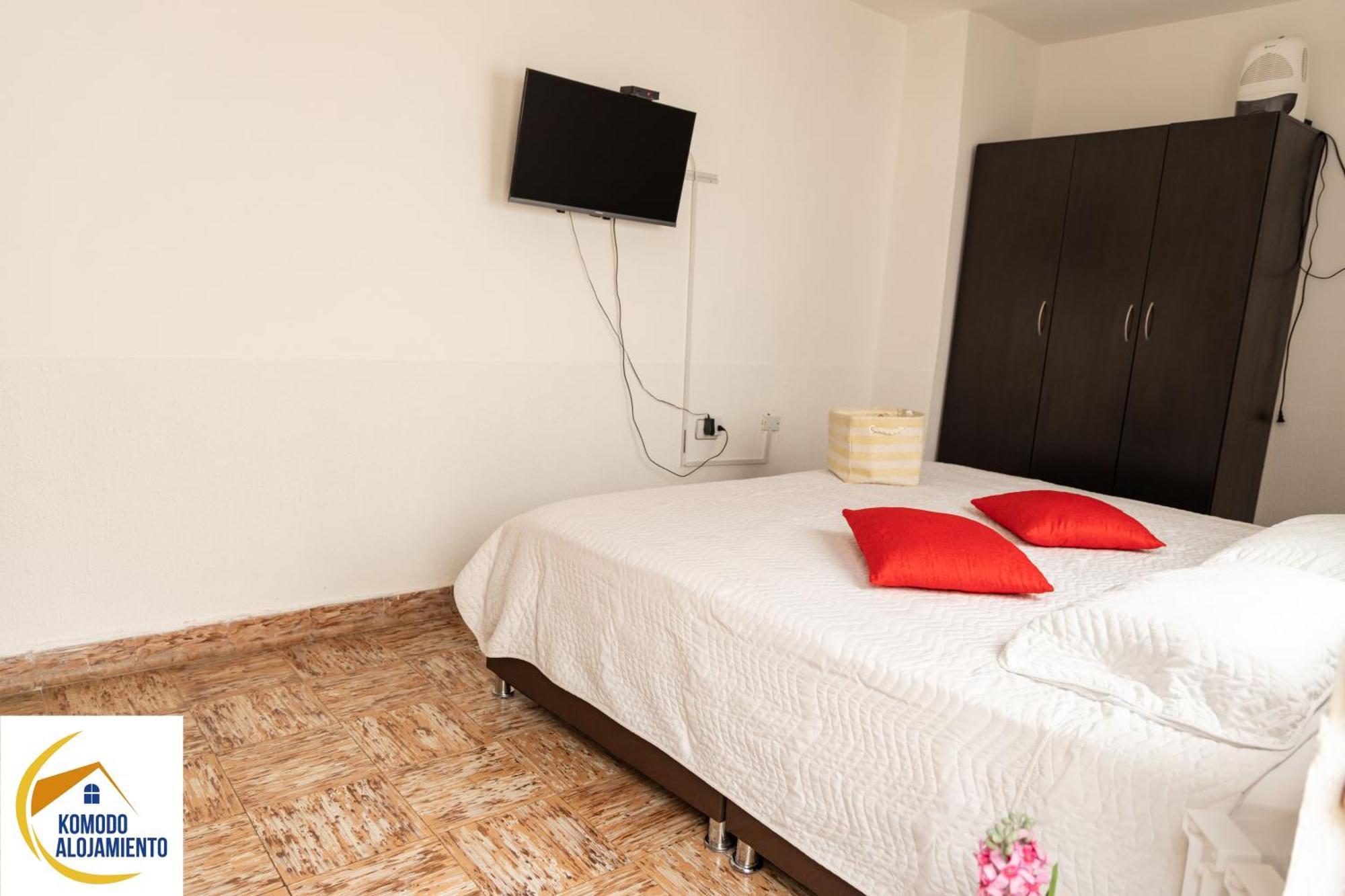 Komodo Alojamiento- Hostal Autoservicio, Ubicado Cerca Al Centro Historico - Bano Privado, Wifi , Cama 2X2 Y Agua Caliente Y Cocina Compartida 포펜 외부 사진