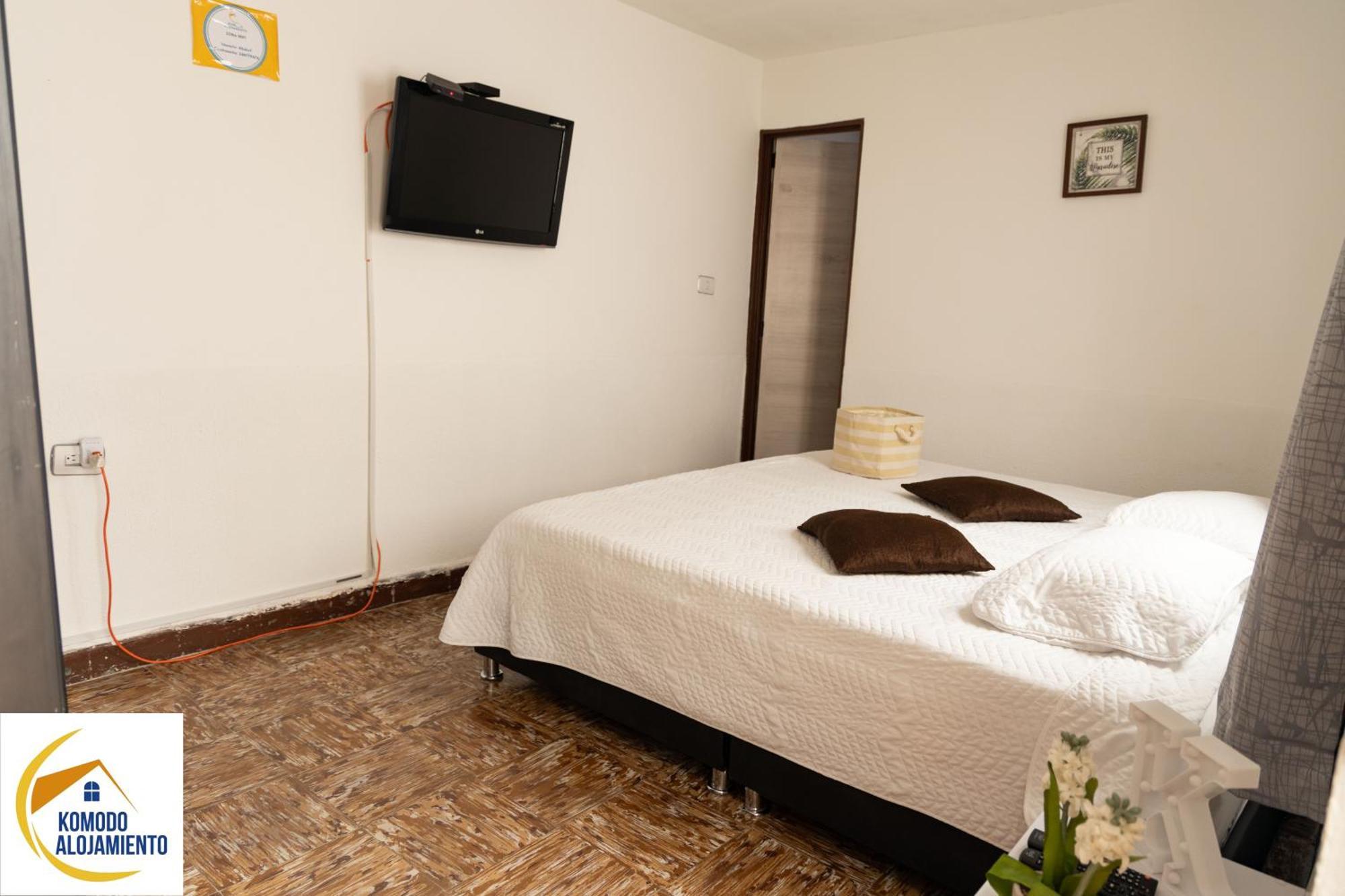 Komodo Alojamiento- Hostal Autoservicio, Ubicado Cerca Al Centro Historico - Bano Privado, Wifi , Cama 2X2 Y Agua Caliente Y Cocina Compartida 포펜 외부 사진