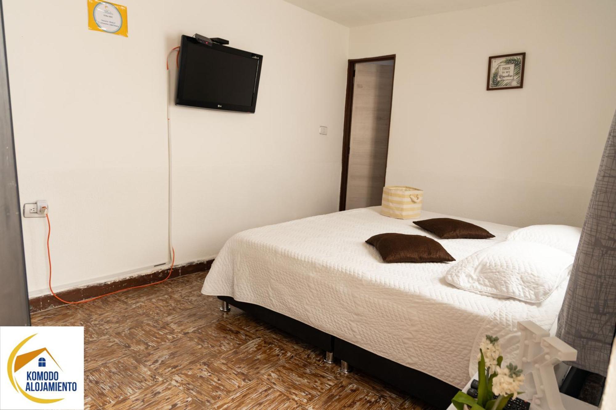 Komodo Alojamiento- Hostal Autoservicio - Ubicado Muy Cerca Al Centro Historico -Habitaciones Con Bano Privado, Wifi , Cama 2X2 포펜 외부 사진