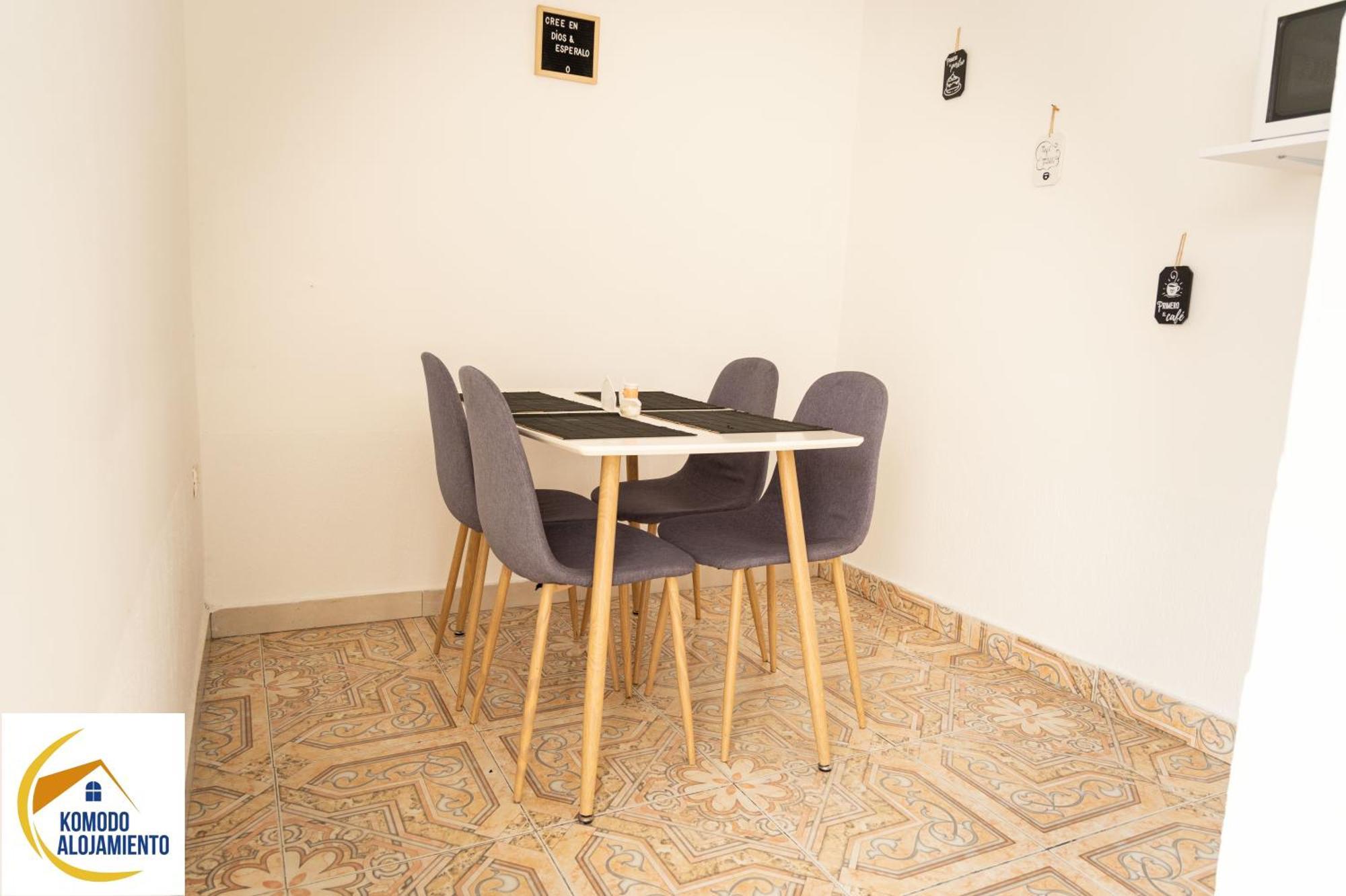 Komodo Alojamiento- Hostal Autoservicio, Ubicado Cerca Al Centro Historico - Bano Privado, Wifi , Cama 2X2 Y Agua Caliente Y Cocina Compartida 포펜 외부 사진