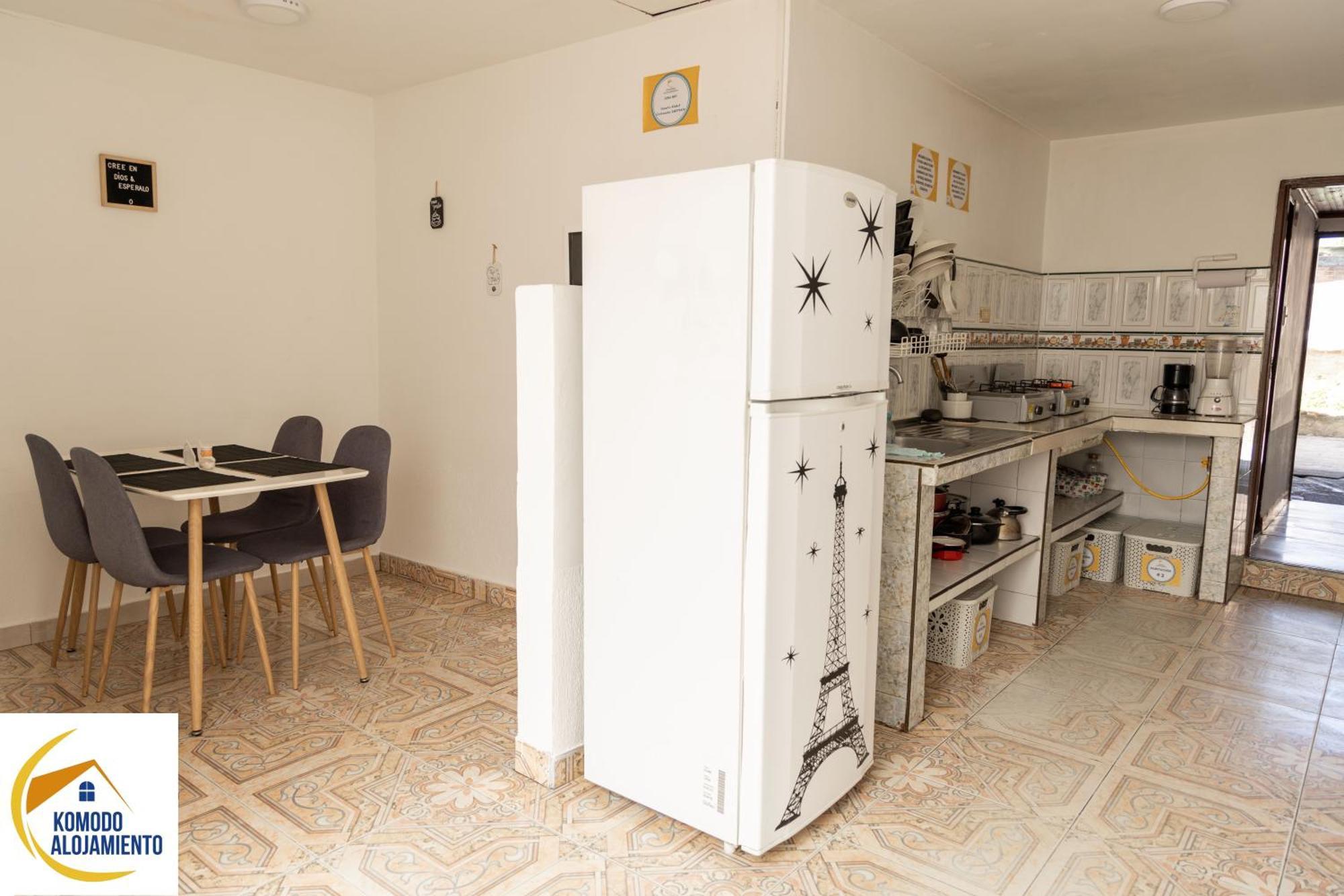 Komodo Alojamiento- Hostal Autoservicio, Ubicado Cerca Al Centro Historico - Bano Privado, Wifi , Cama 2X2 Y Agua Caliente Y Cocina Compartida 포펜 외부 사진