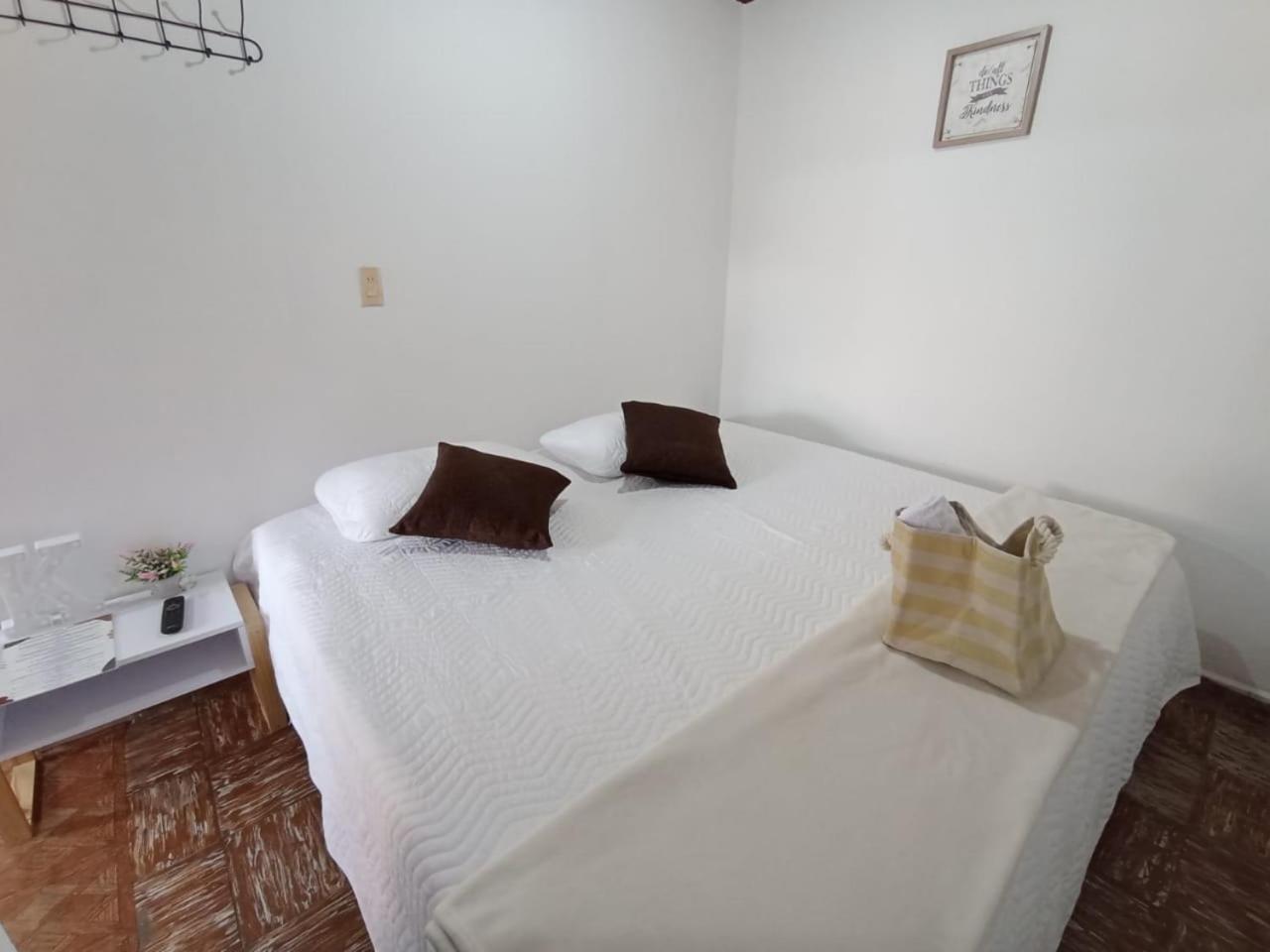 Komodo Alojamiento- Hostal Autoservicio - Ubicado Muy Cerca Al Centro Historico -Habitaciones Con Bano Privado, Wifi , Cama 2X2 포펜 외부 사진